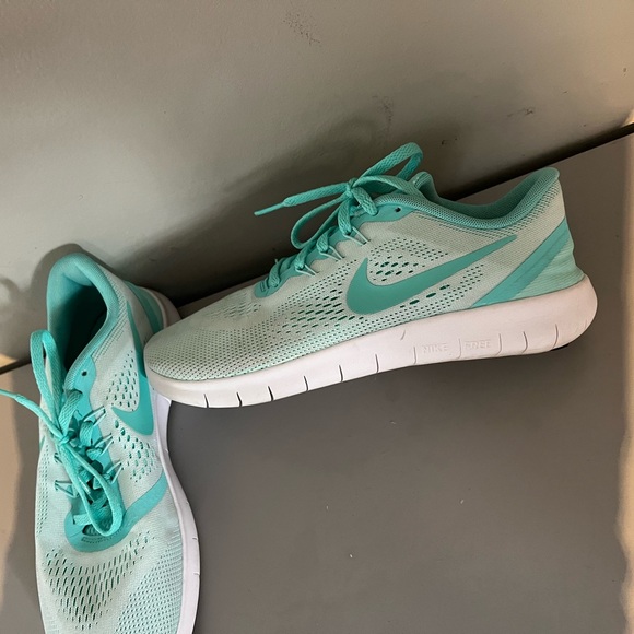Big girls turquoise color Nike sneakers 7 youth - Picture 3 of 5